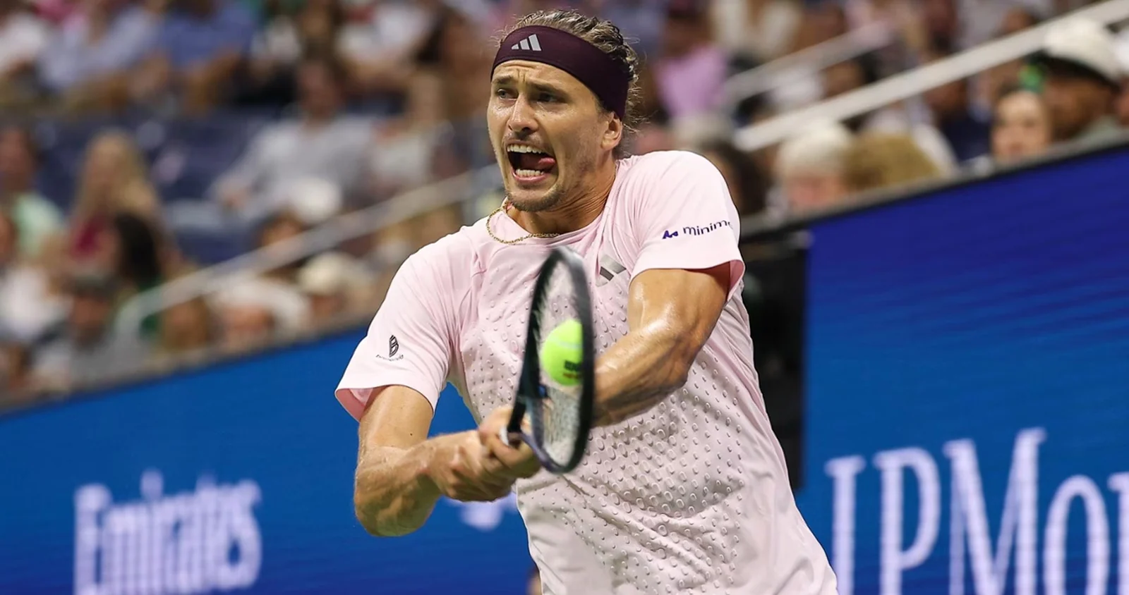 Alexander Zverev golpea un revés a dos manos en el US Open, con la bola en el centro del cordaje